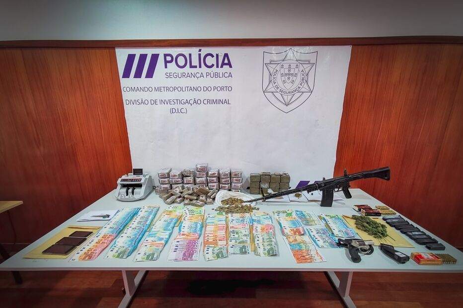 Droga, dinheiro e armas apreendidas pela PSP, entre as quais se incluem os carregadores