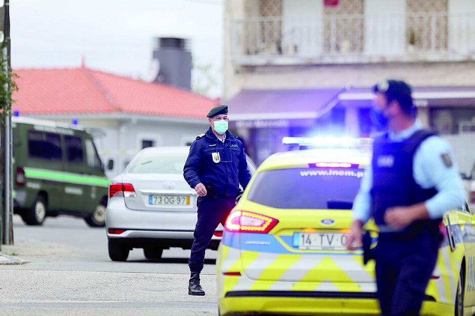 Alerta. Meãs do Campo viveu um final de dia agitado, com um homem a matar e a ferir e a barricar-se. a filha  da vítima mortal foi assistida.  