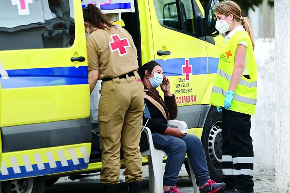 Alerta. Meãs do Campo viveu um final de dia agitado, com um homem a matar e a ferir e a barricar-se. a filha  da vítima mortal foi assistida.  