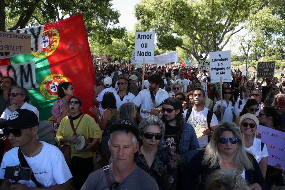 Marcha contra restrições sanitárias reúne centenas nas ruas de Lisboa