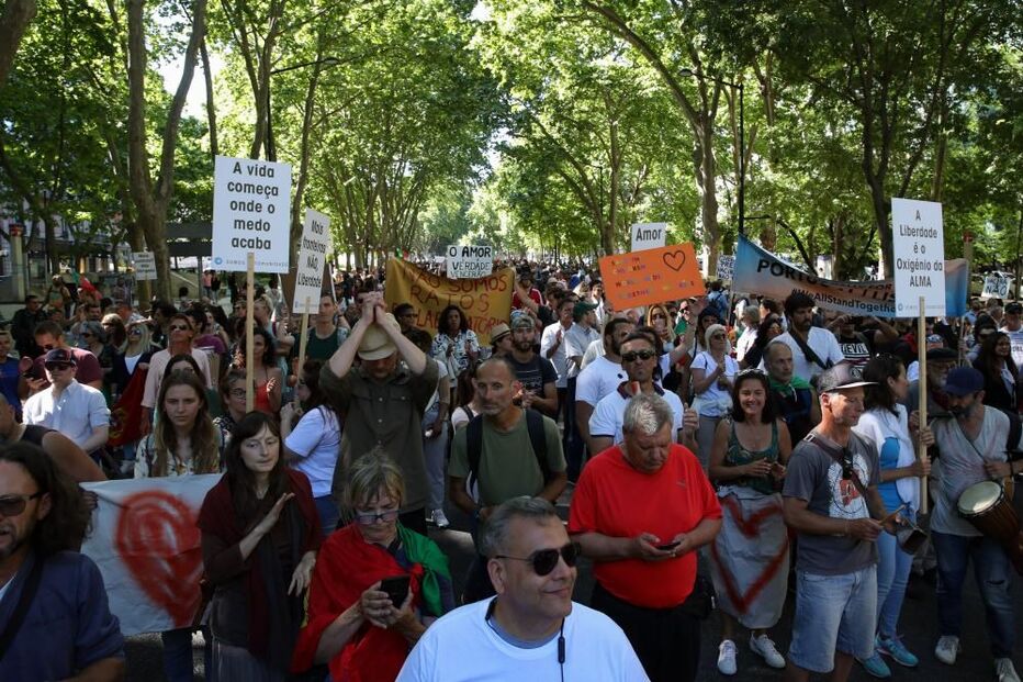 Marcha contra restrições sanitárias reúne centenas nas ruas de Lisboa