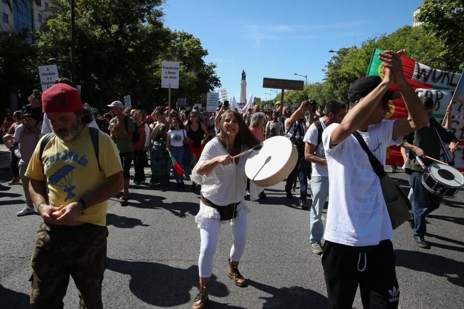 Marcha contra restrições sanitárias reúne centenas nas ruas de Lisboa