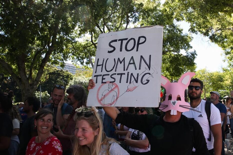 Marcha contra restrições sanitárias reúne centenas nas ruas de Lisboa