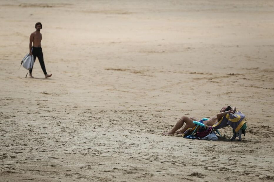 Banhistas da praia de Carcavelos manifestam segurança no arranque da época balnear