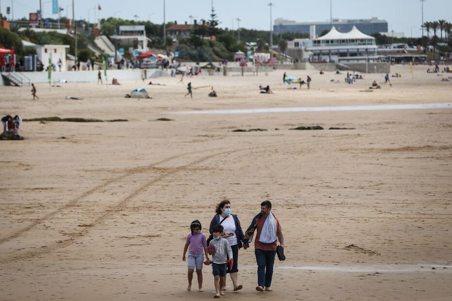Banhistas da praia de Carcavelos manifestam segurança no arranque da época balnear
