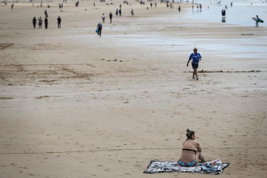 Banhistas da praia de Carcavelos manifestam segurança no arranque da época balnear