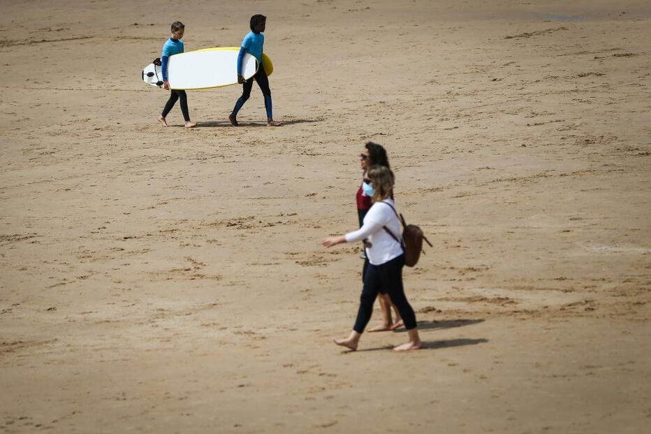 Banhistas da praia de Carcavelos manifestam segurança no arranque da época balnear