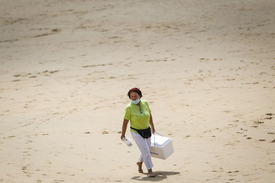 Banhistas da praia de Carcavelos manifestam segurança no arranque da época balnear
