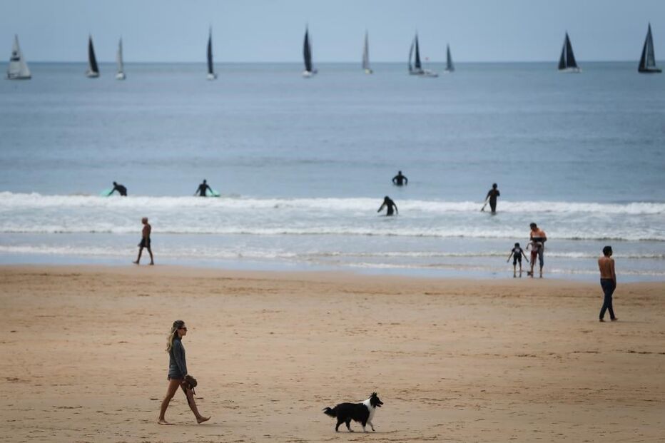 Banhistas da praia de Carcavelos manifestam segurança no arranque da época balnear