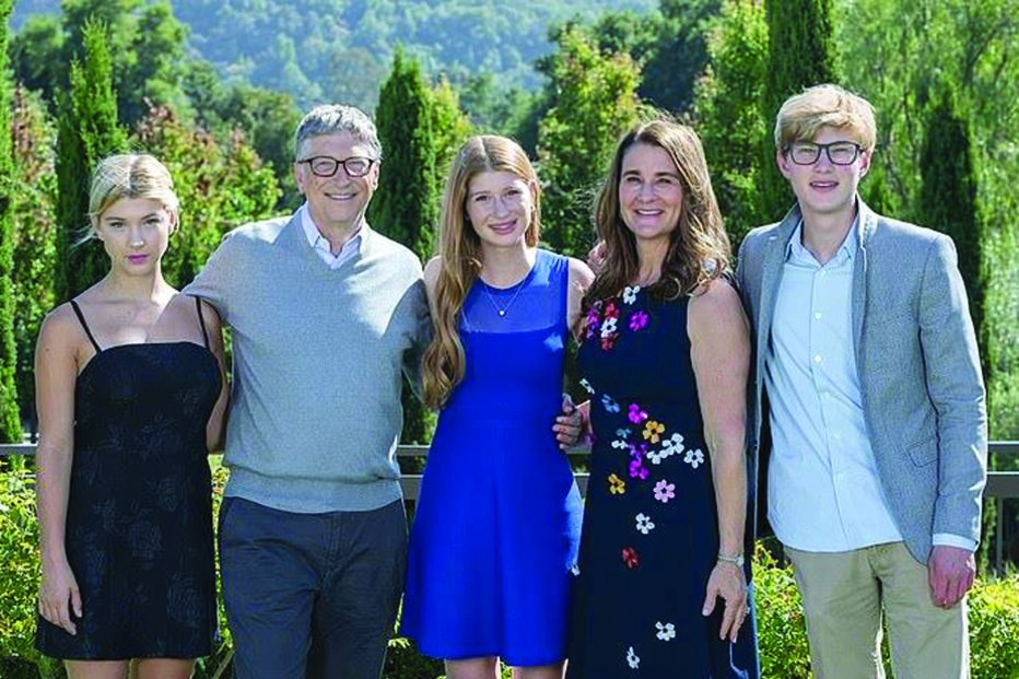 Phoebe, Jennifer e Rory são os filhos do casal