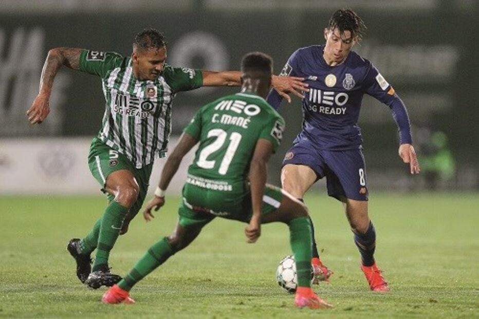 Uribe (FC Porto) tenta vencer a oposição de Carlos Mané (Rio Ave)