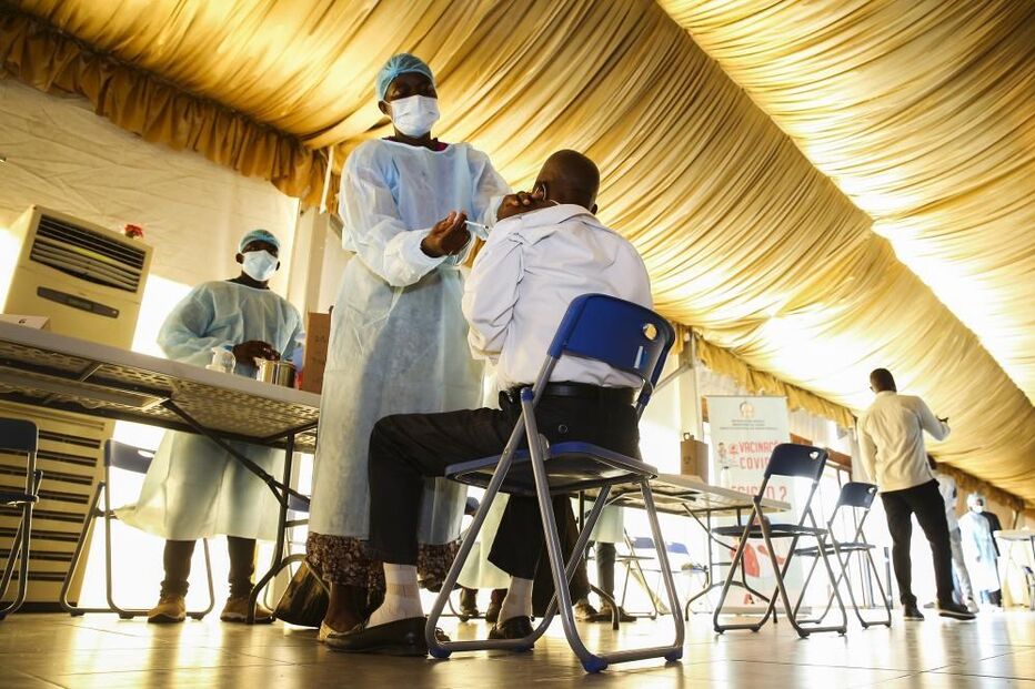 Vacinação no Centro Paz Flor, em Luanda, Angola, 14 de maio de 2021