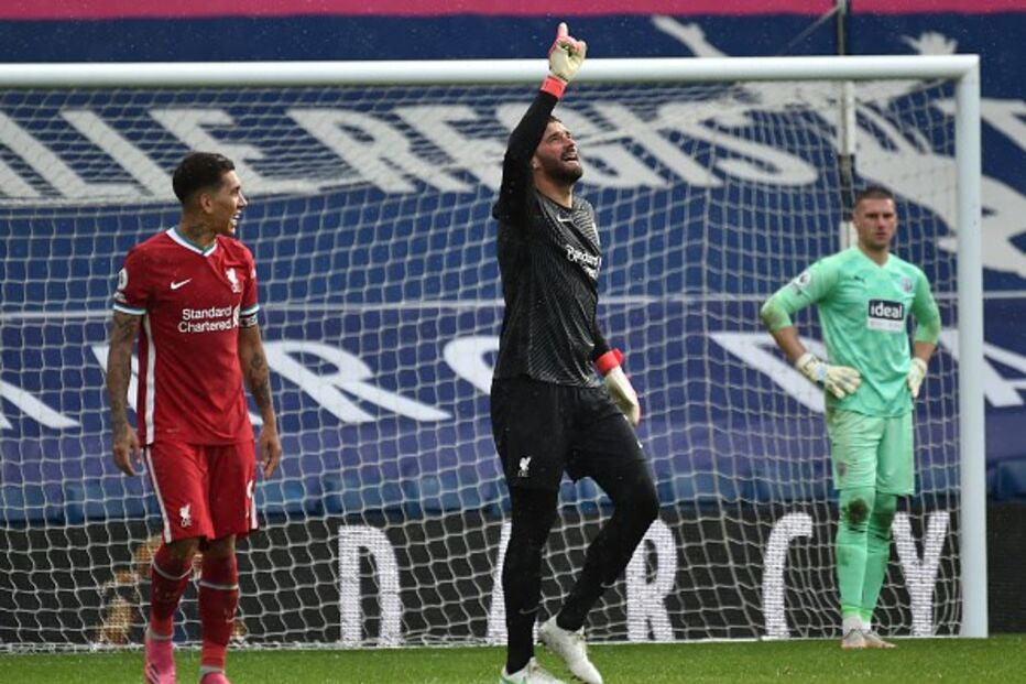 Golo do guarda-redes Alisson nos descontos garante vitória do Liverpool