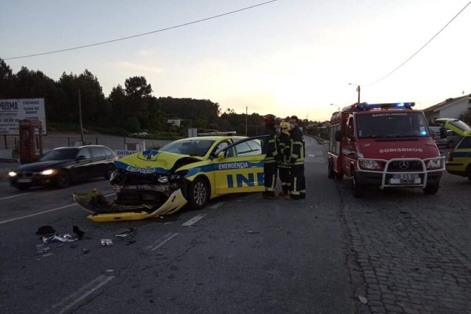 Quatro feridos em colisão entre carro e viatura do INEM em Barcelos