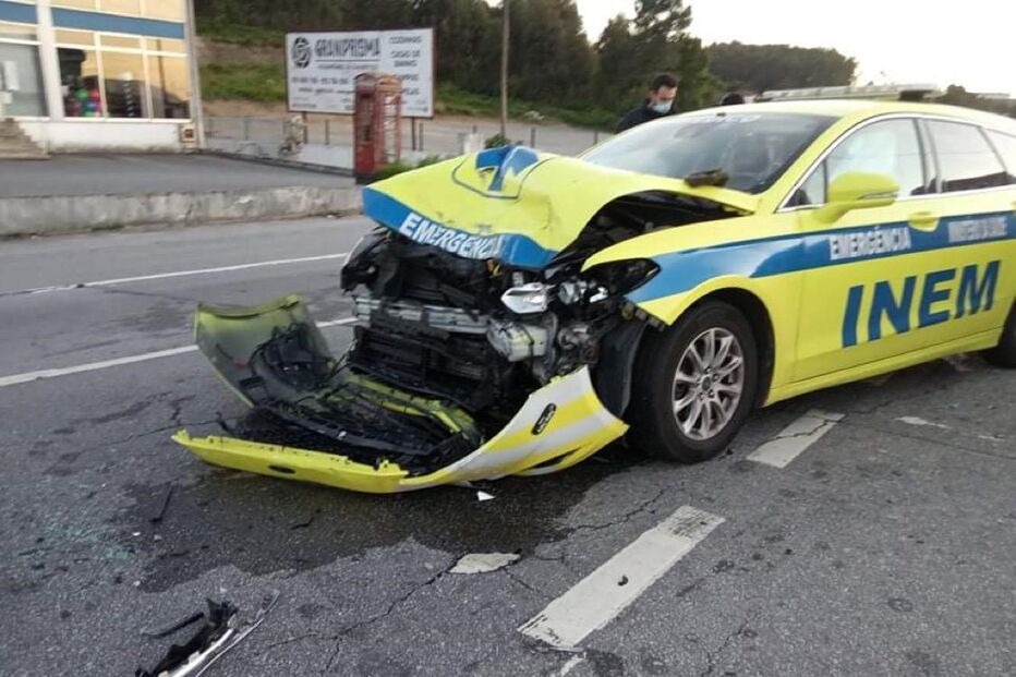 Quatro feridos em colisão entre carro e viatura do INEM em Barcelos