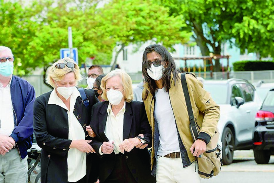 João Soares ampara mãe e irmã de Maria João Abreu