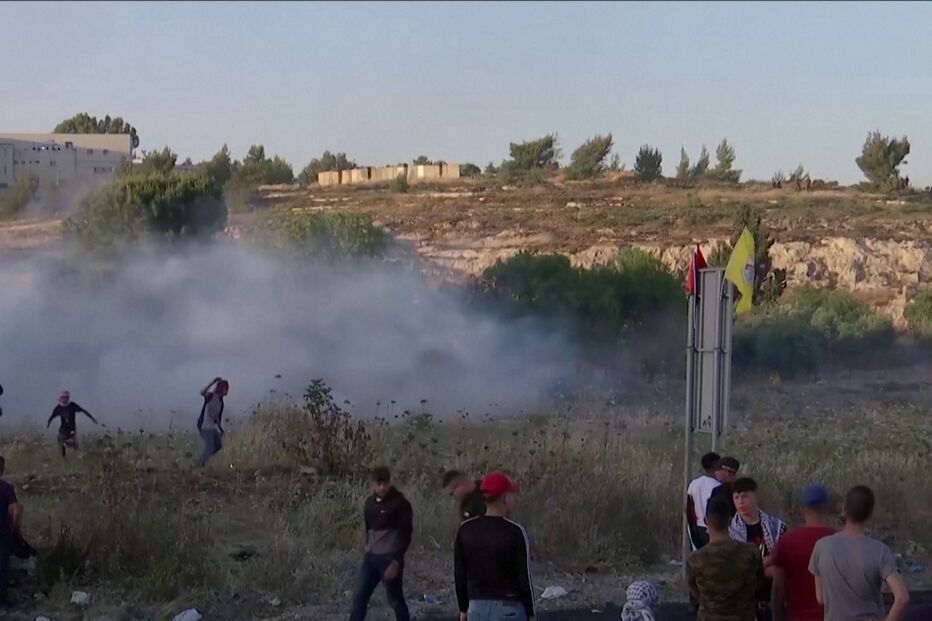 2021-05-17_11_31_57 Drones israelitas lançam gás lacrimogéneo em manifestantes palestinianos na Cisjordânia_1.jpg
