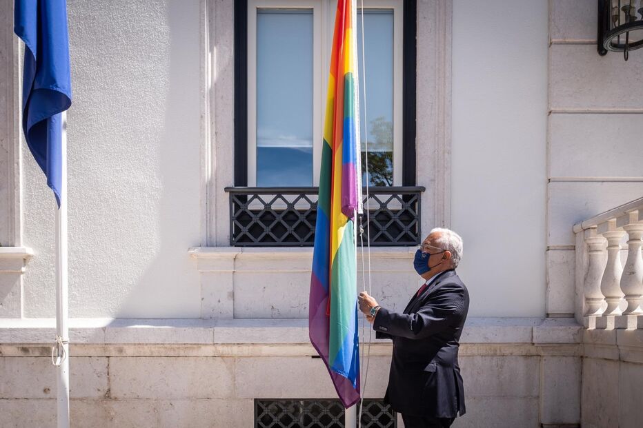 Costa hasteia bandeira arco-íris em São Bento para assinalar dia contra homofobia