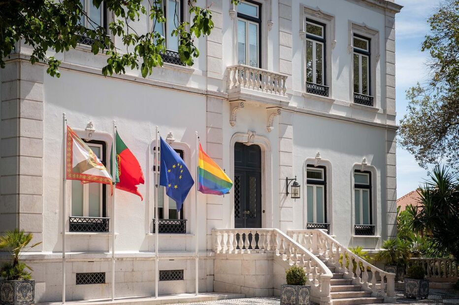 Costa hasteia bandeira arco-íris em São Bento para assinalar dia contra homofobia