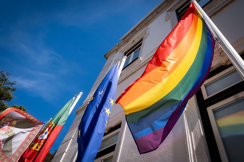 Costa hasteia bandeira arco-íris em São Bento para assinalar dia contra homofobia