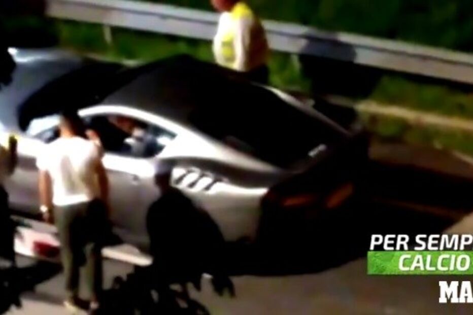 Carros de Ronaldo são levados de Turim