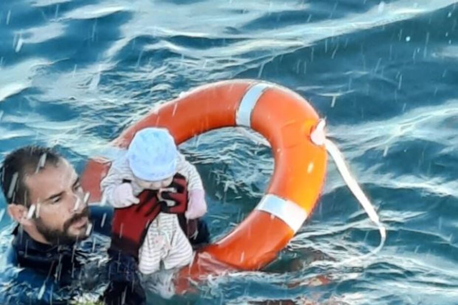 Bebé é salvo por polícia no mar de Ceuta e momento fica registado