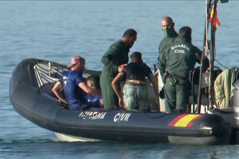 2021-05-19_11_21_13 Migrantes intercetados pela polícia a nadar em direção a Ceuta enviados para Marrocos_1.jpg