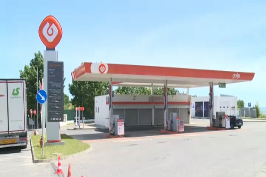 Homem aponta pistola à cabeça de funcionária para roubar 10 mil euros em bomba de gasolina em Loures