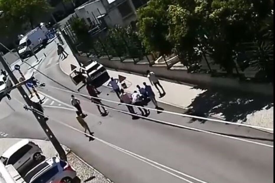 Grupo de 20 homens cerca polícias e liberta detido em Almada