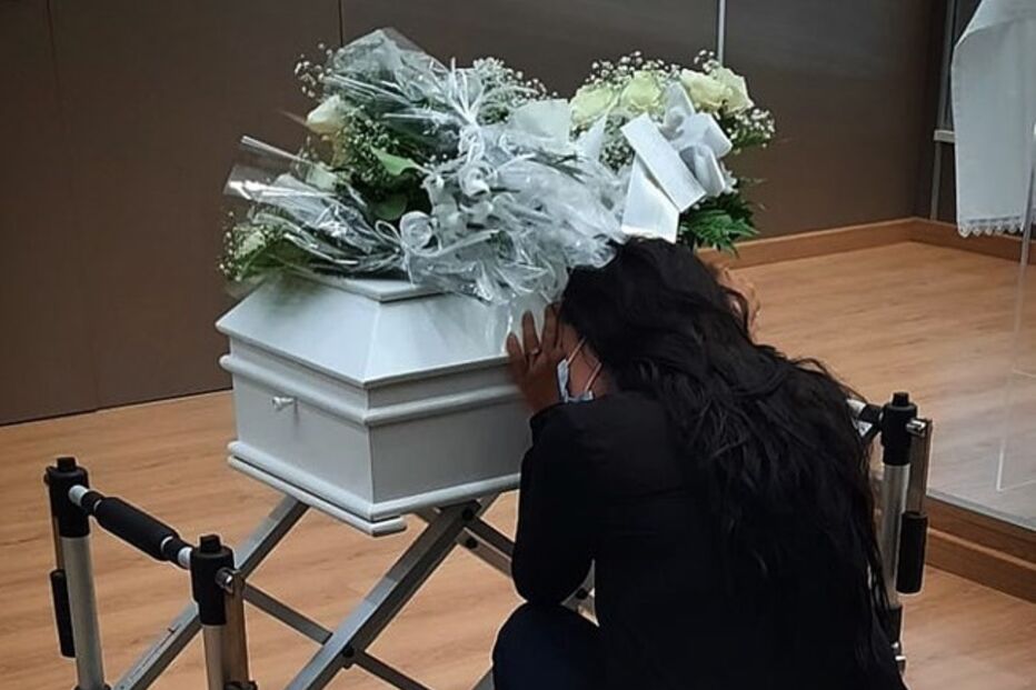 Angélica Jordão em lágrimas no funeral da filha: 