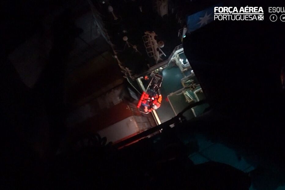 2021-05-20_12_26_22 Força Aérea resgata doente a bordo de navio_2.jpg