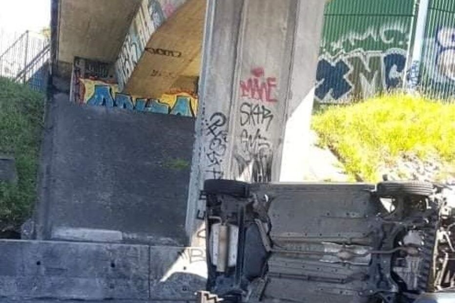 Dois feridos em colisão e capotamento na A3