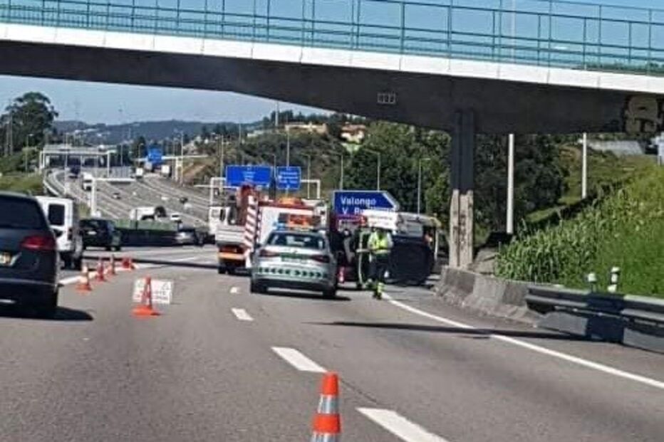 Dois feridos em colisão e capotamento na A3