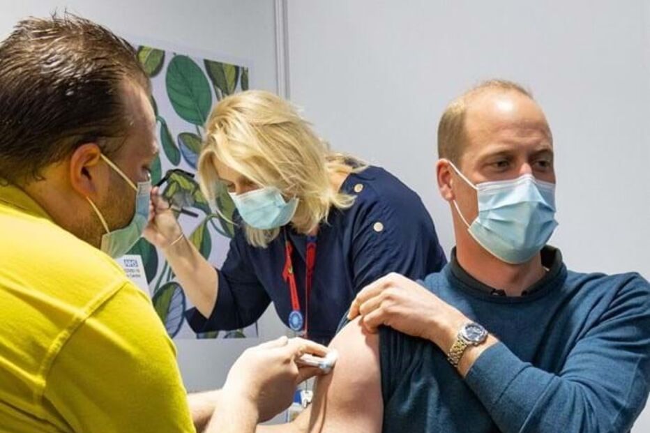 Príncipe William mostra-se a receber vacina contra a Covid-19