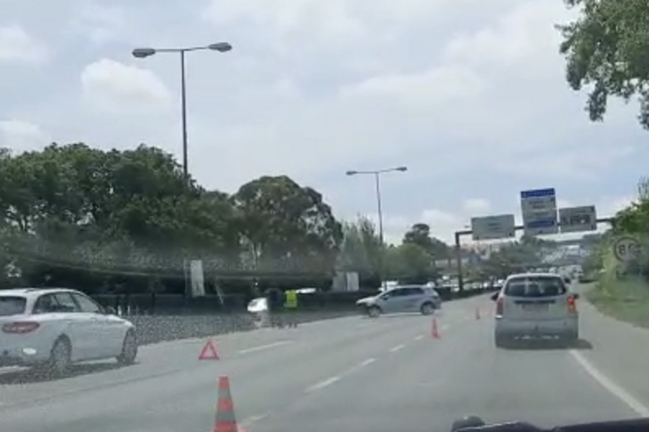 Circulação cortada em duas faixas do IC19 no sentido Lisboa - Sintra após colisão em Queluz