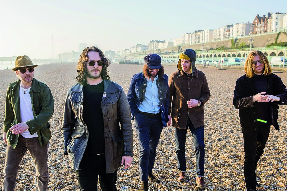 Um disco conceptual sobre as típicas feiras populares da costa inglesa e uma viagem fora do tempo onde toda a verve psicadélica do grupo vem ao de cima 