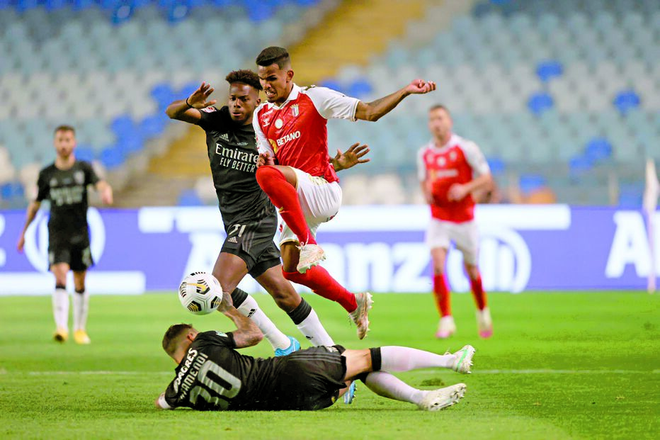 Galeno tenta passar por Otamendi (no chão) e Nuno Tavares, durante o jogo deste domingo