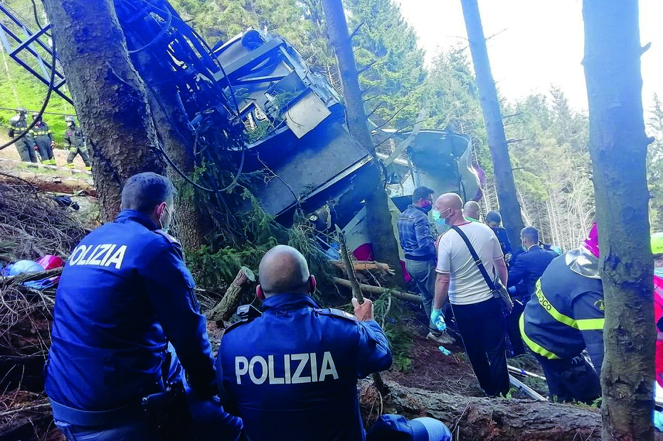 Cabina do teleférico ficou completamente destroçada. Acidente ocorreu num local de difícil acesso  