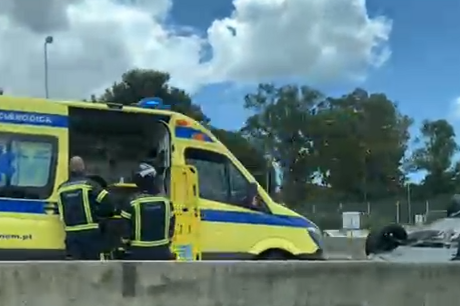 Dois feridos em colisão e capotamento na A5