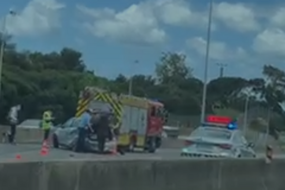 Dois feridos em colisão e capotamento na A5