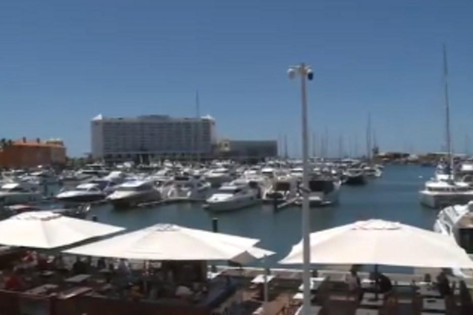 Marina de Vilamoura enche-se em dia de sol