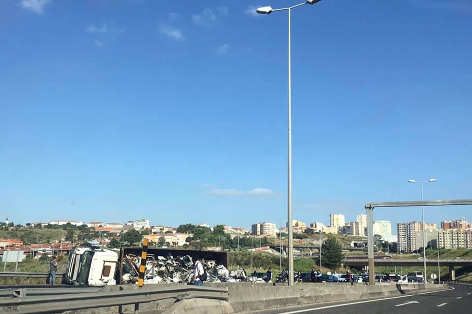 Acidente com camião no IC16 em direção ao Ubbo	