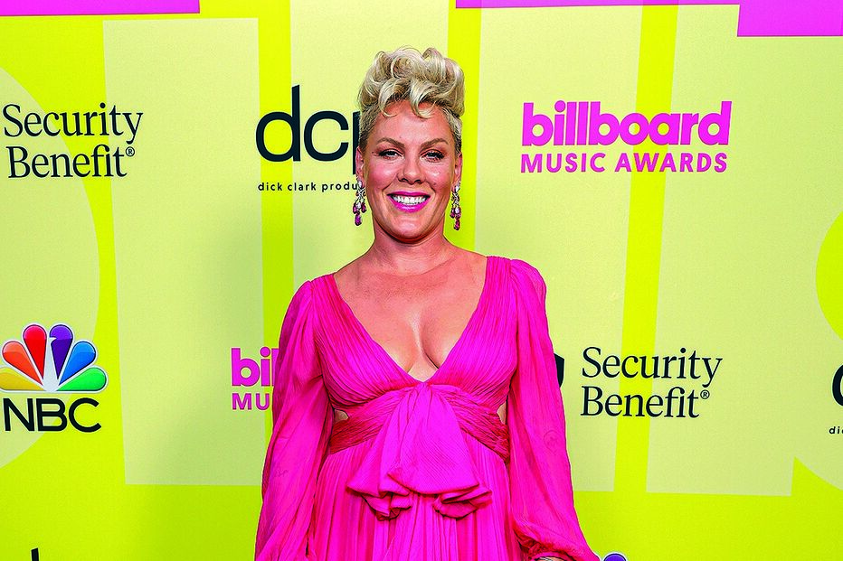 Pink num vestido assinado por Alexander McQueen 