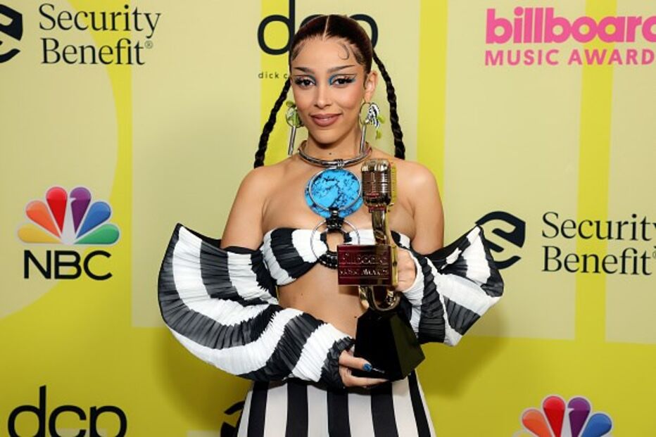 Doja Cat optou por um conjunto de calças e top da Balmain