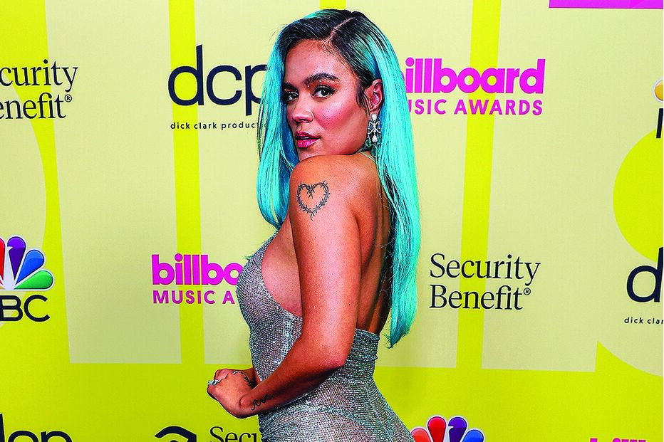 Karol G ousou num vestido transparente com cristais Swarovski