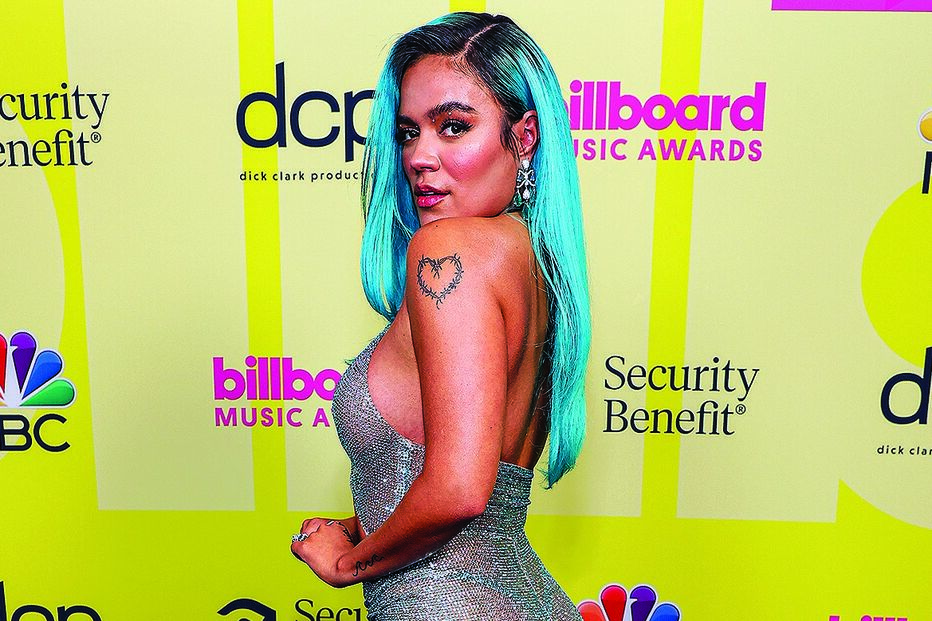 Karol G ousou num vestido transparente com cristais Swarovski