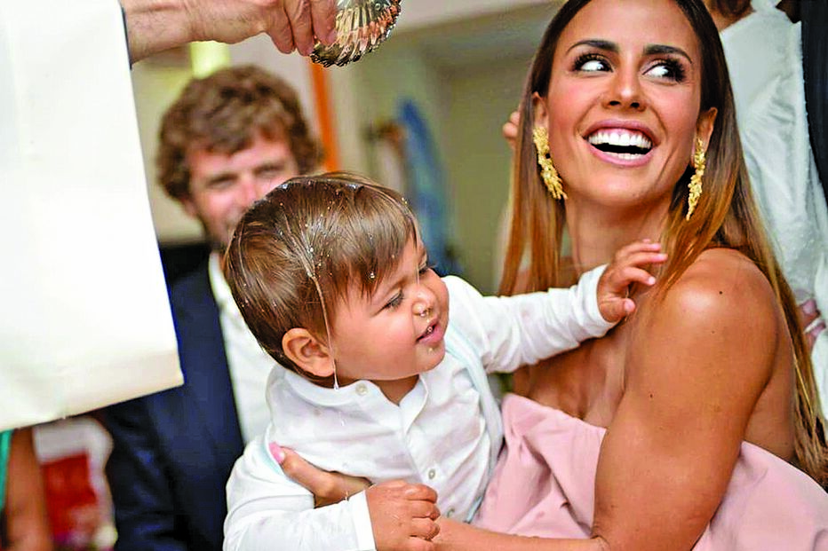 Carolina Patrocínio divertida com o filho, Eduardo 