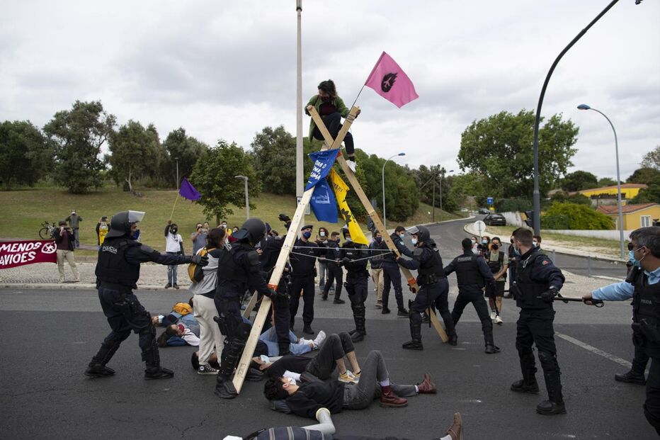 Jovens ativistas manifestaram-se na Rotunda do Relógio