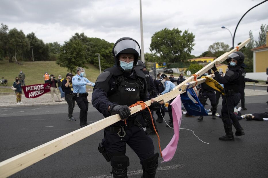 Jovens ativistas manifestaram-se na Rotunda do Relógio
