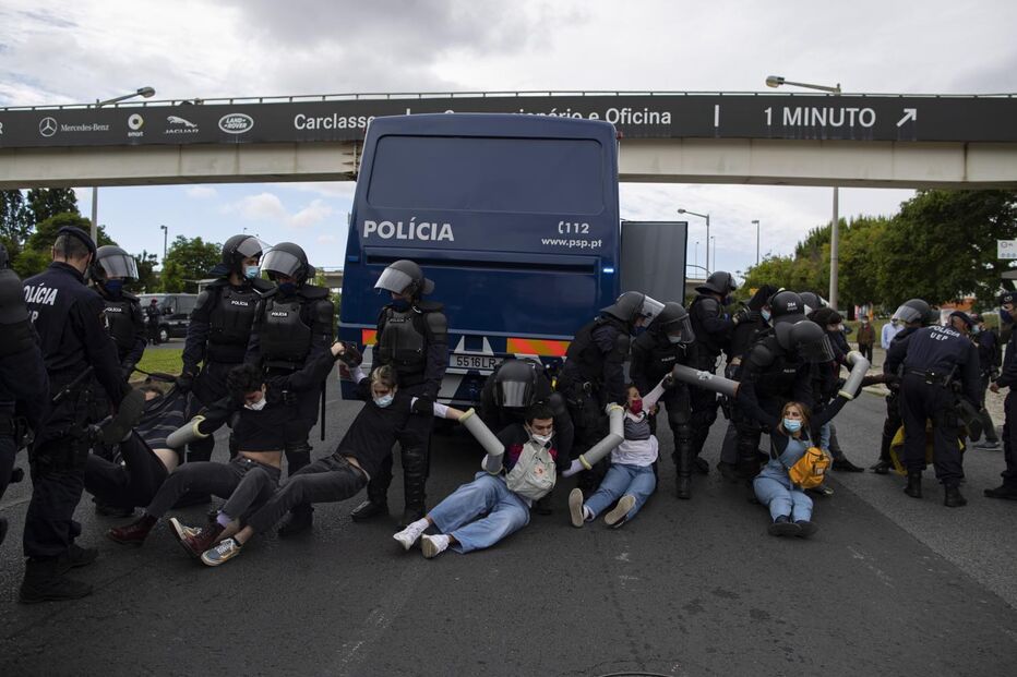 Jovens ativistas manifestaram-se na Rotunda do Relógio